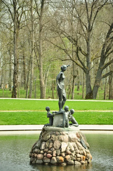 Skulptur av kvinnan i park — Stockfoto