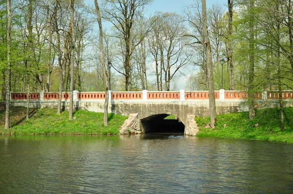 De oude brug in het park — Stockfoto