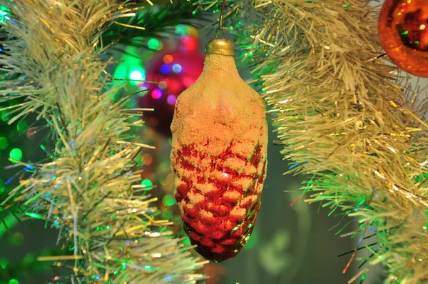 O cone de brinquedo em uma árvore de pele — Fotografia de Stock