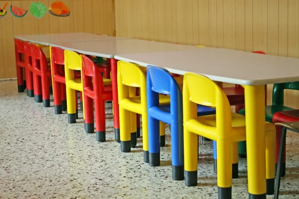 Cadeiras vazias em uma sala de jantar — Fotografia de Stock