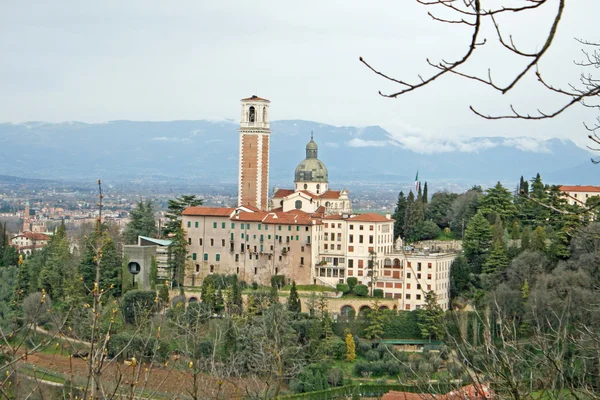 Базилика Монте-Берико в Виченце с колокольней — стоковое фото