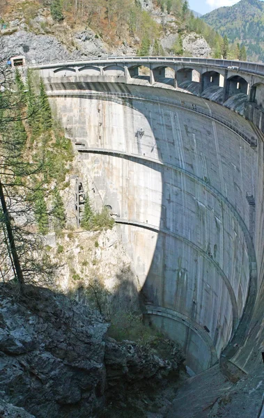 Presa de una planta hidroeléctrica para producir electricidad — Foto de Stock