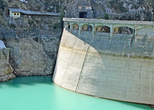 Dammen vid ett vattenkraftverk för att producera el — Stockfoto