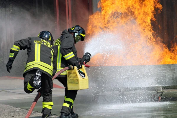 Strażacy w akcji podczas ćwiczeń w firehouse — Zdjęcie stockowe