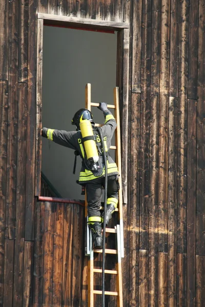 Пожежники у дії під час вправ у пожежної частини — стокове фото