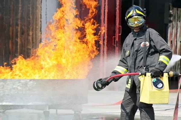 Пожежники у дії під час вправ у пожежної частини — стокове фото