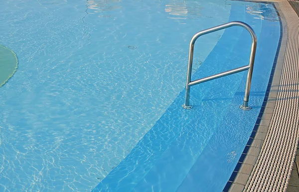 Wasser aus dem Schwimmbad zum Schwimmen — Stockfoto