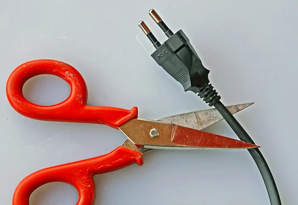 Ручка с ножницами, которые перерезают шнур — стоковое фото