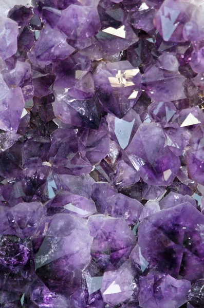 Roxo mineral com gemas reflexivas e brilhantes — Fotografia de Stock