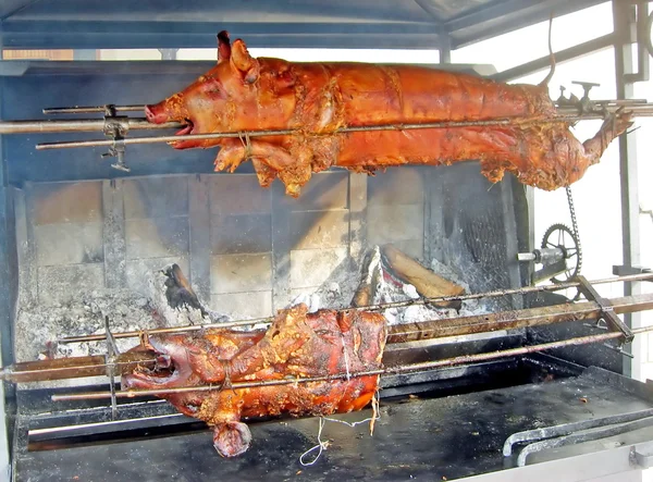 Varkensvlees gekookt op een spit op een land beurs in Italië — Stockfoto