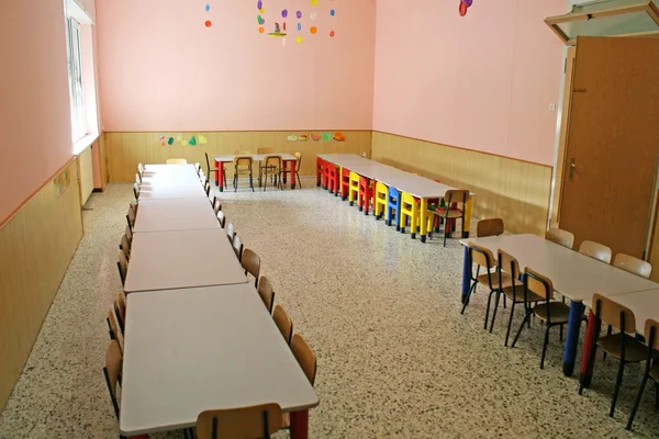 Stoły z krzesłami i przedszkole — Zdjęcie stockowe