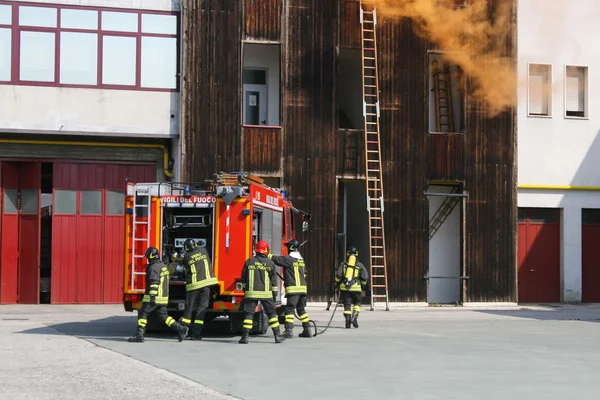 Firefighters in action during an exercise in the Firehouse — Stock Photo, Image