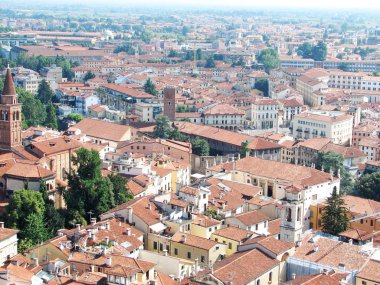 Bir İtalyan şehrinin çatılarının havadan görünüşü