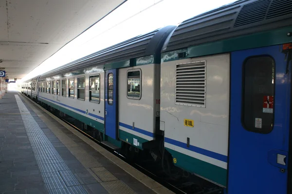 Train waiting on the tracks of the train station — Stock Photo, Image