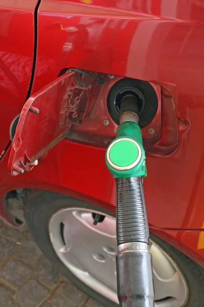 Auto macht einen Vorrat an grünem bleifreiem Kraftstoff — Stockfoto
