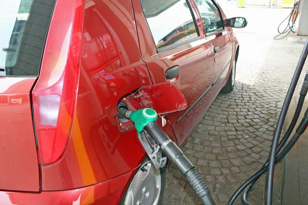 Bilen gör en leverans av grönt blyfri bränsle distributör — Stockfoto