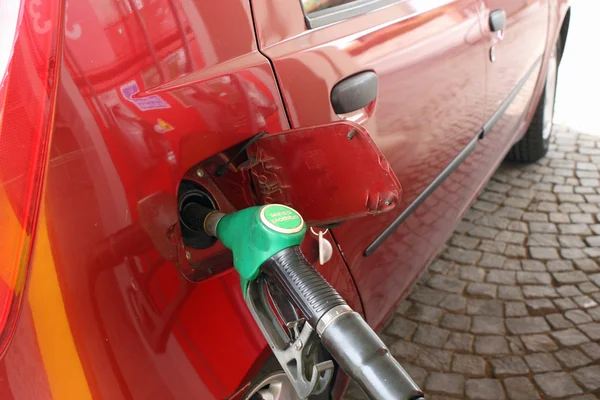 Bilen gör en leverans av grönt blyfri bränsle distributör — Stockfoto