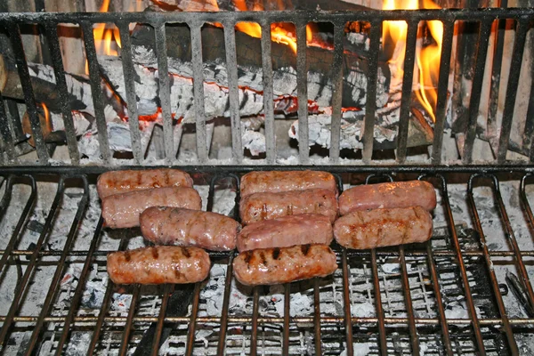 Schweinswürste auf der Glut gekocht — Stockfoto