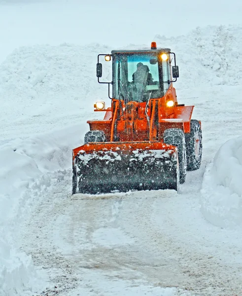 Lo spazzaneve pulisce le strade durante una tempesta di neve — Foto Stock