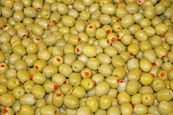 Mediterrane grüne Oliven gefüllt mit Tomaten im Einzelhandel — Stockfoto