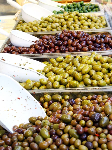 Bandejas cheias de deliciosas azeitonas mediterrânicas — Fotografia de Stock