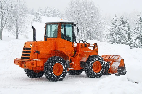 Neve arados para trabalhar limpando a neve da estrada — Fotografia de Stock
