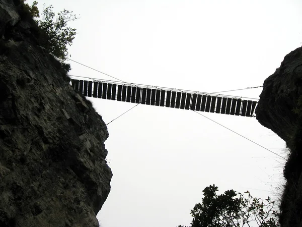 Κρεμαστή γέφυρα στα βουνά — Φωτογραφία Αρχείου