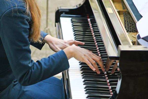 Руки нежно играют мелодию на пианино — стоковое фото