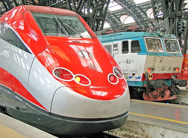 Italiaanse supersnelle trein gestopt op het station in Milaan — Stockfoto