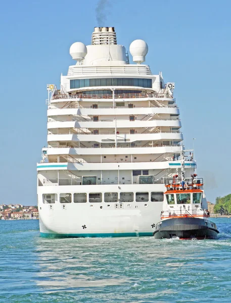 Enorme navio de cruzeiro parte do porto de Veneza — Fotografia de Stock