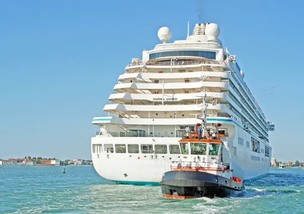 Cruiseschip met passagiers aan boord — Stockfoto