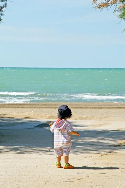 Niño frente al mar en un día de verano —  Fotos de Stock
