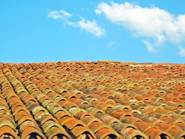 붉은 기와와 푸른 하늘 지붕 — 스톡 사진
