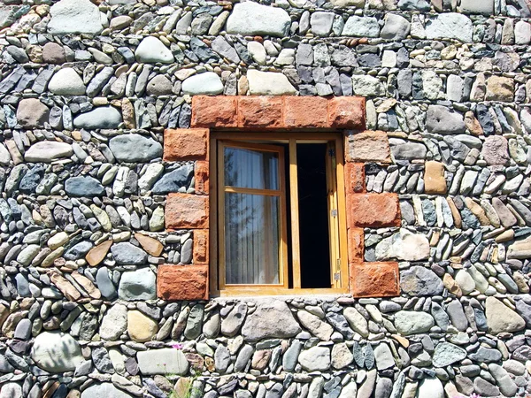 Вікно в настінному камені — стокове фото