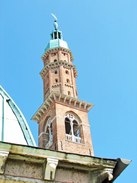 Torre de una ciudad italiana cerca de Venecia — Foto de Stock