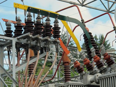 izolatörler ve elektrik kabloları ve elektrikli bir pow geçiş yapar