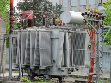 izolatörler ve elektrik kabloları ve elektrikli bir pow geçiş yapar