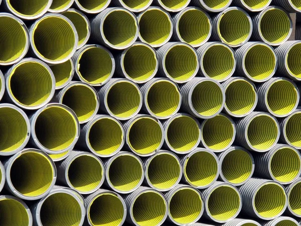 Желтая гофрированная трубка для прокладки трубопроводов — стоковое фото
