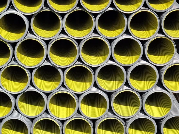 Tubo ondulato giallo per la posa di condotti — Foto Stock