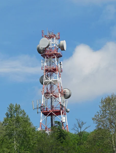 Antena para a transmissão de sinais de televisão e telefone — Fotografia de Stock