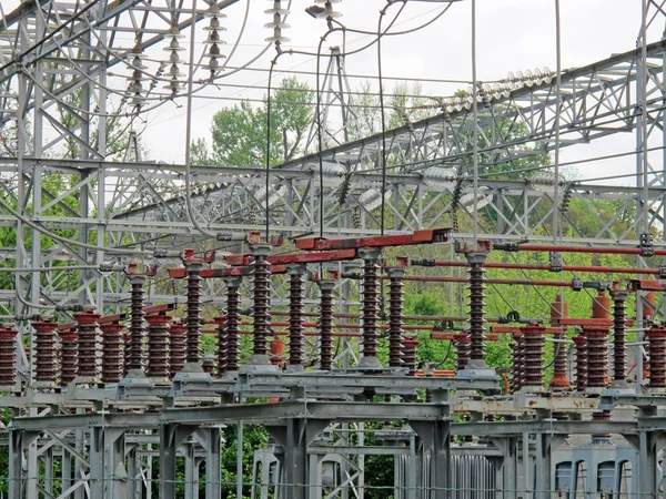 Aisladores y cables eléctricos e interruptores a una fuente eléctrica — Foto de Stock