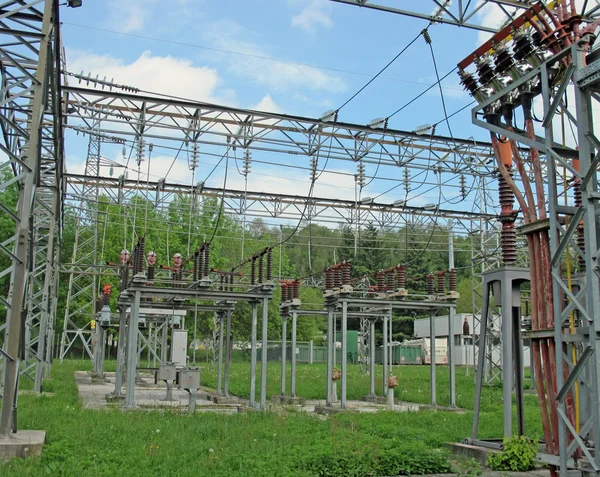 Aisladores y cables eléctricos e interruptores a una fuente eléctrica — Foto de Stock