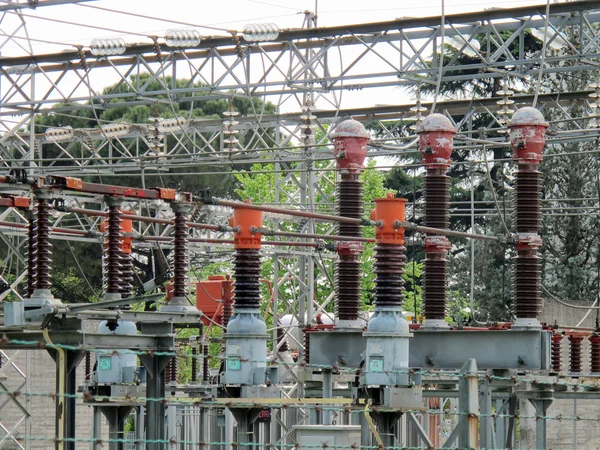 Aisladores y cables eléctricos e interruptores a una fuente eléctrica —  Fotos de Stock