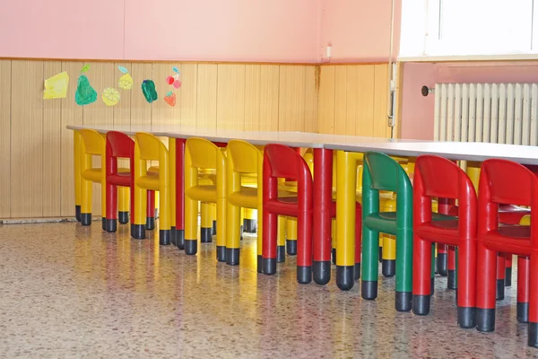 Stoelen en tafels in de eetzaal voor een kleuterschool — Stockfoto