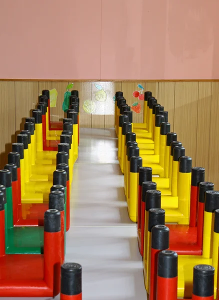 Стільці і столи в їдальні для дитячого садка — стокове фото