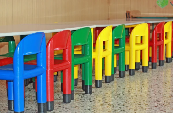 Krzesła i stoły w jadalni dla przedszkola — Zdjęcie stockowe