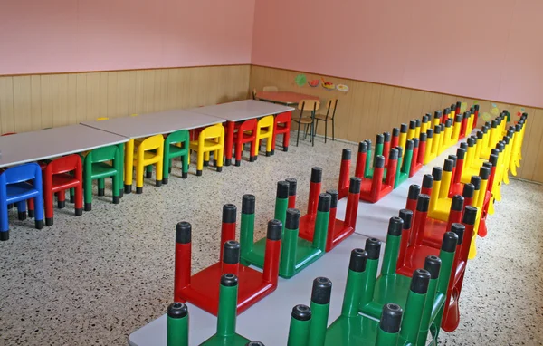 Sillas y mesas en un comedor para un jardín de infantes — Foto de Stock