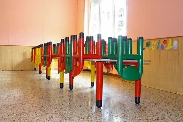 Cadeiras e mesas em uma sala de jantar para um jardim de infância — Fotografia de Stock