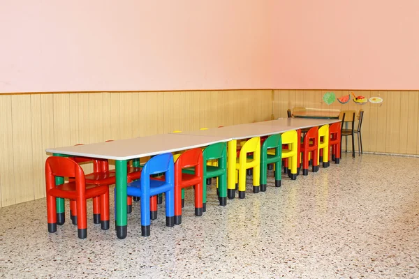Sedie e tavoli in una sala da pranzo per un asilo — Foto Stock