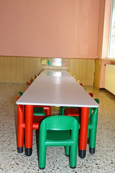 为幼儿园食堂里的桌椅 — 图库照片